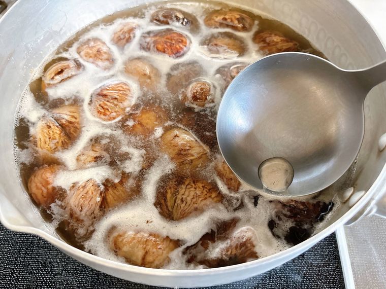 アクをすくう様子