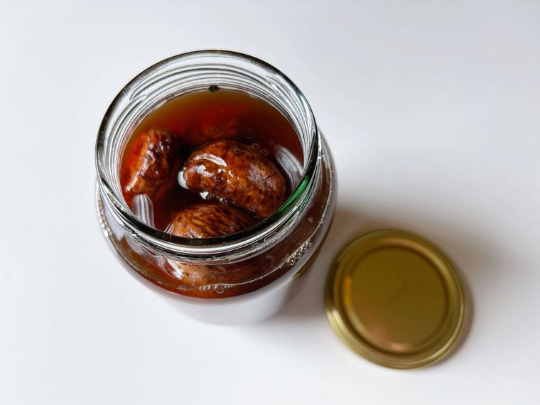 保存瓶に入った栗の渋皮煮