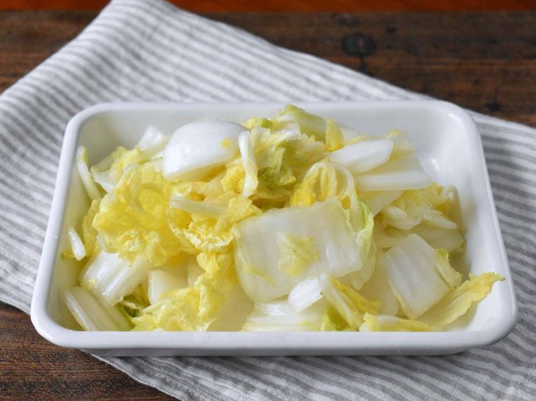 トレイにのせた水気を絞った白菜