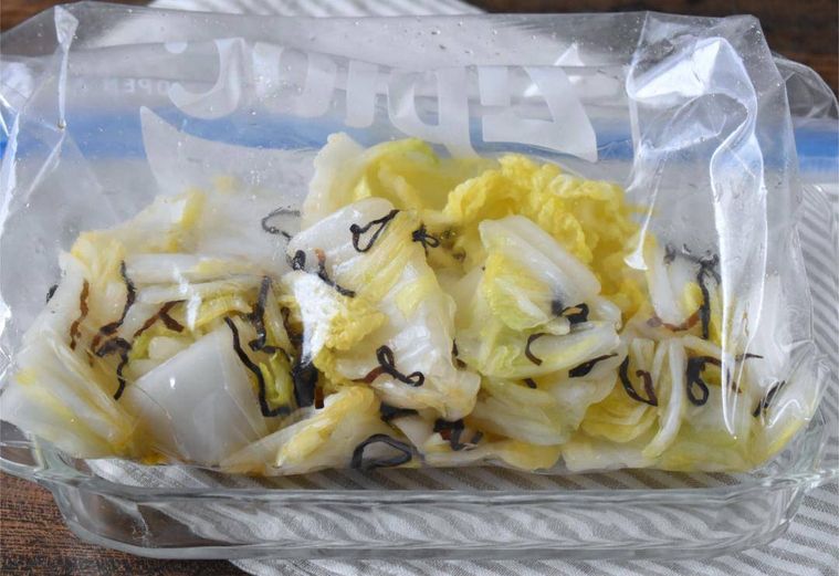 保存袋で漬けた白菜の漬物