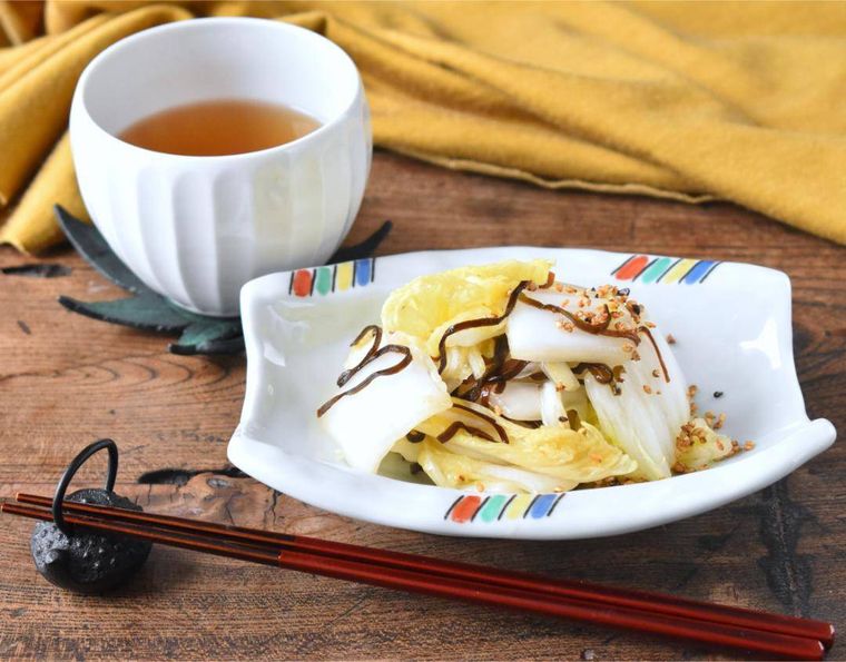 皿に盛った白菜の漬物とお茶