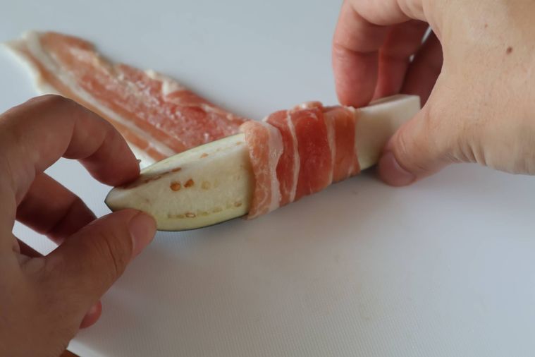 なすに豚肉を巻いている