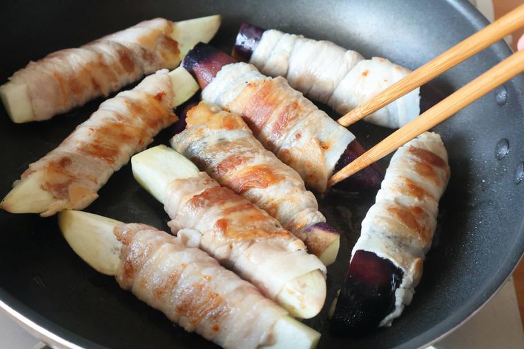 肉巻きなすを焼いている