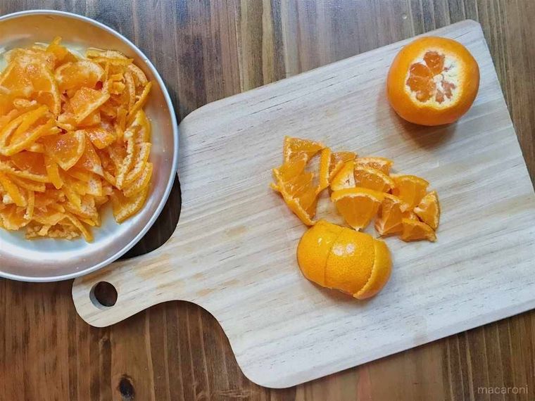 カッティングボードの上でみかんをカットしている様子