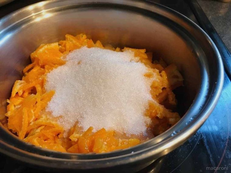 鍋に入ったみかんとグラニュー糖