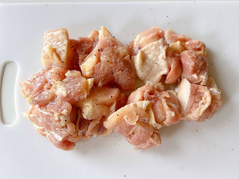 ひと口大にカットし塩こしょうした鶏もも肉