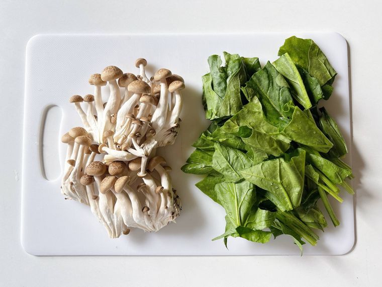カットされたほうれん草としめじ