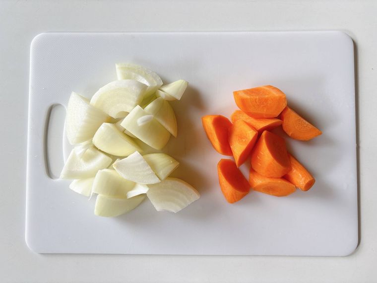 カットされた玉ねぎとにんじん