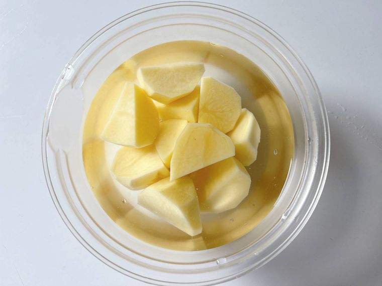 水にさらしたひと口大のじゃがいも