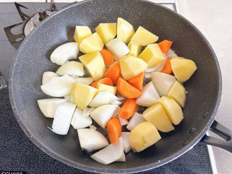 フライパンで野菜を炒める様子