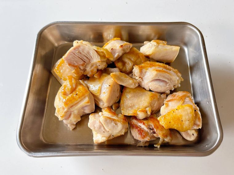 焼き色がついた鶏もも肉を金属トレーに出したもの
