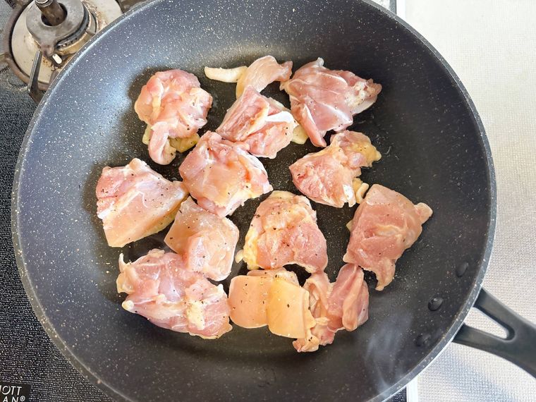 鶏もも肉をフライパンで炒める様子