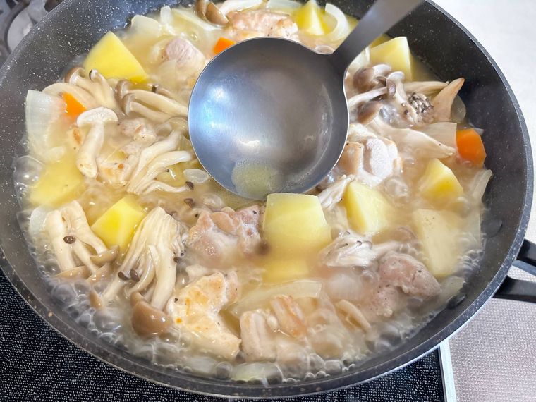 お玉でアクを取っている様子