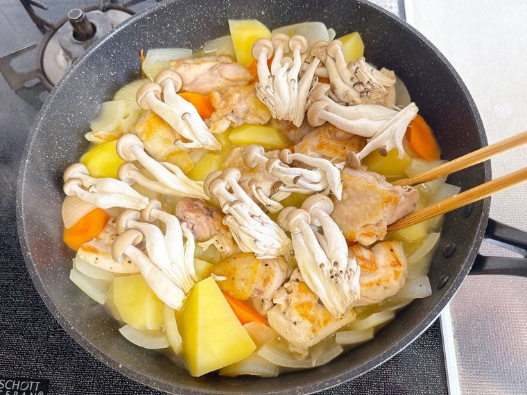 フライパンにしめじと鶏肉を加えたときの画像