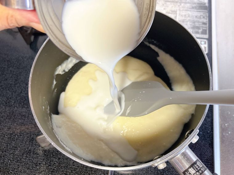 バターと小麦粉に牛乳を加えている様子