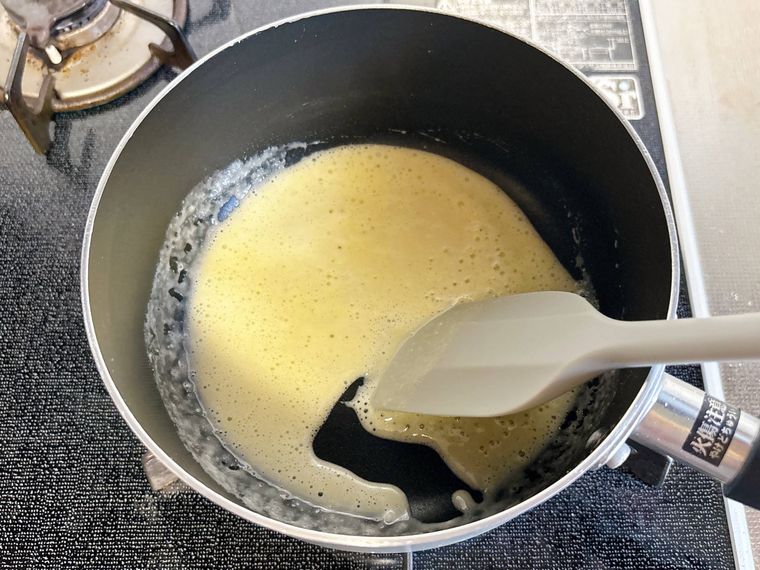 バターと小麦粉をゴムベラで混ぜている様子