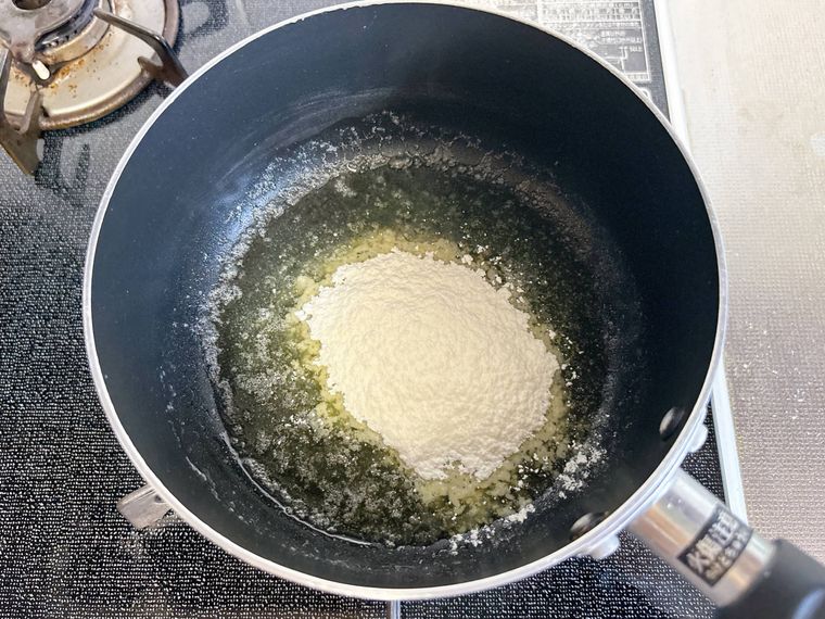 バターの入った小鍋に小麦粉を入れた様子