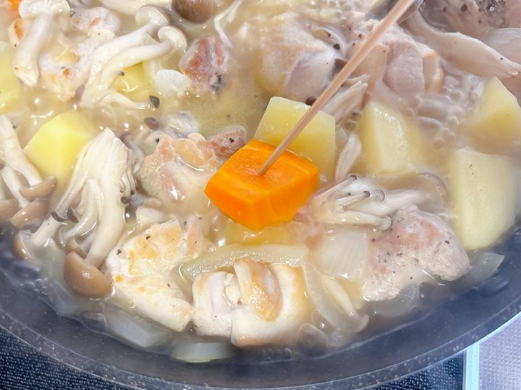 にんじんに竹串を刺して火が通ったか確認する様子