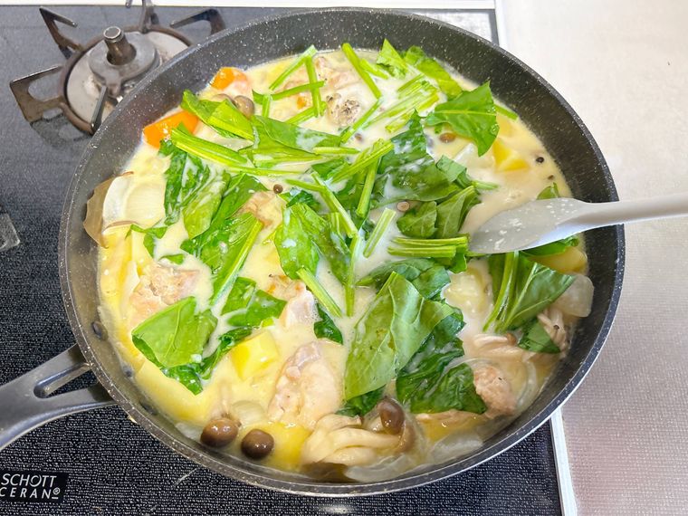 フライパンにほうれん草を入れて煮込む様子