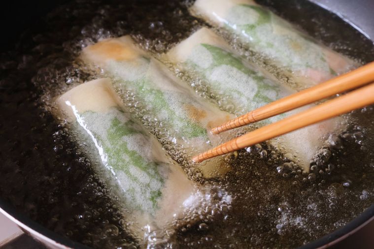 春巻きを揚げている