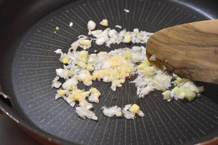 フライパンで炒めたねぎとしょうが