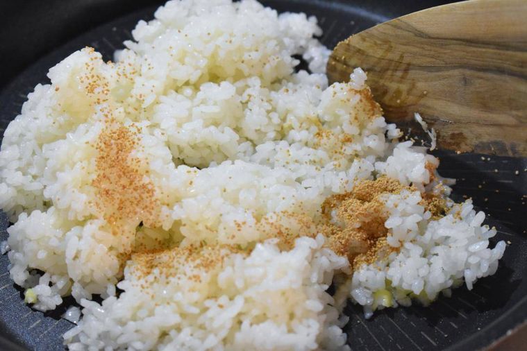 フライパンに加えたごはんとだしの素