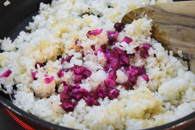 フライパンで炒めたごはんとしば漬け