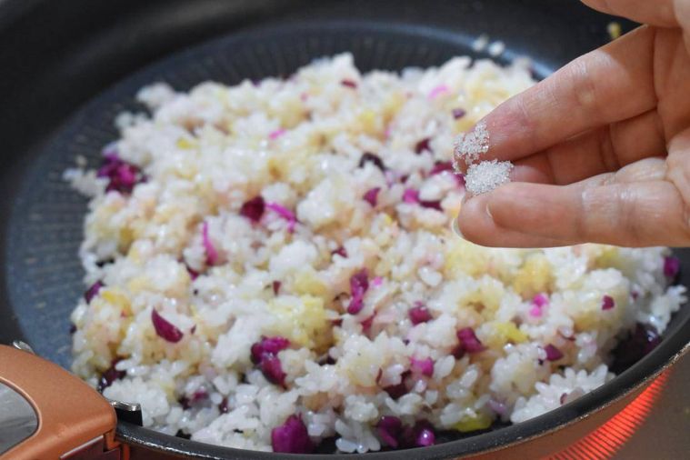 炒めた炒飯に添えた塩