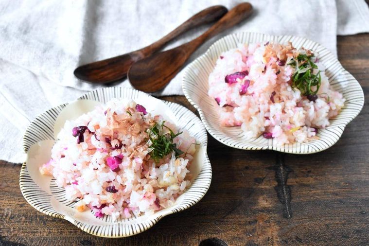 皿に盛ったしば漬け炒飯