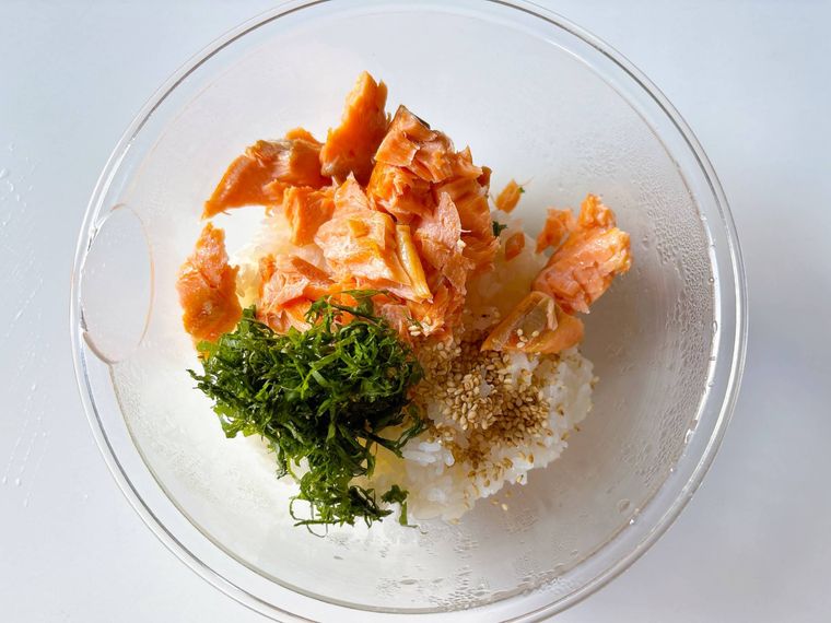 ボウルに入ったごはん、甘鮭、白いりごま、大葉、みょうが