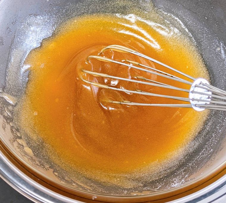 耐熱ボウルに入ったみたらしの材料を電子レンジで加熱してから混ぜているところ