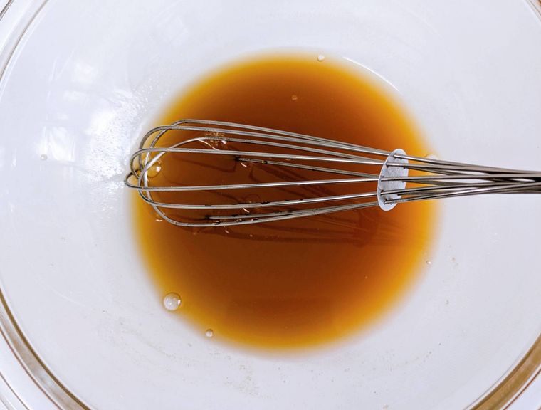 耐熱ボウルにみたらしの材料を入れてホイッパーで混ぜたところ