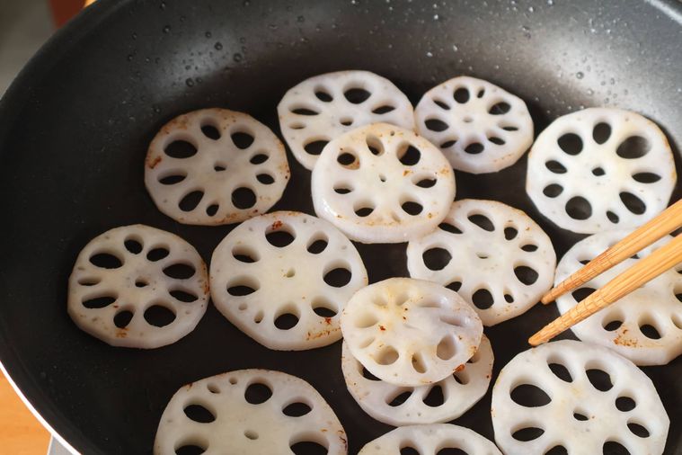 れんこんを炒めている