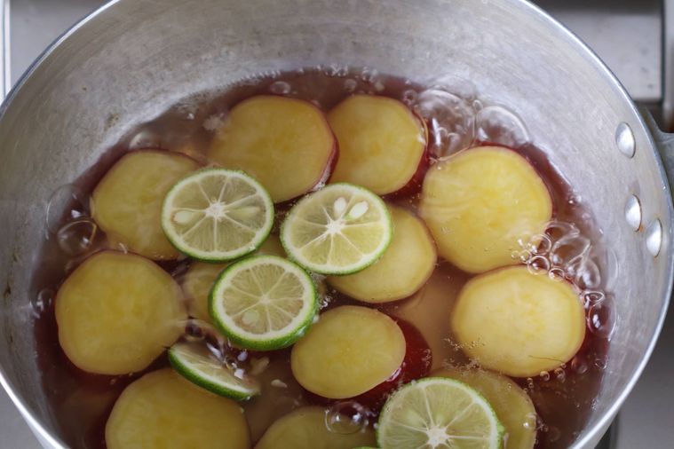 さつまいもの鍋にすだちを加えている