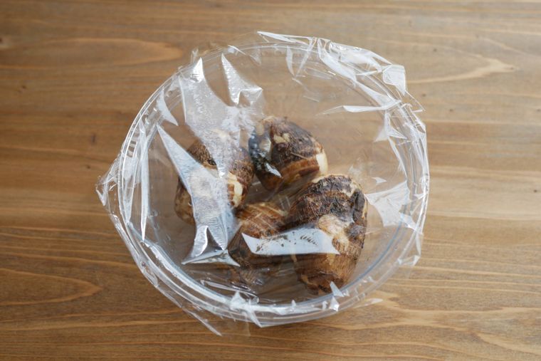 里芋が耐熱の器に入り、ふんわりラップをしてある状態