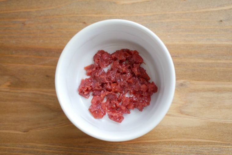 粗くきざまれた梅肉が白い皿に入っている