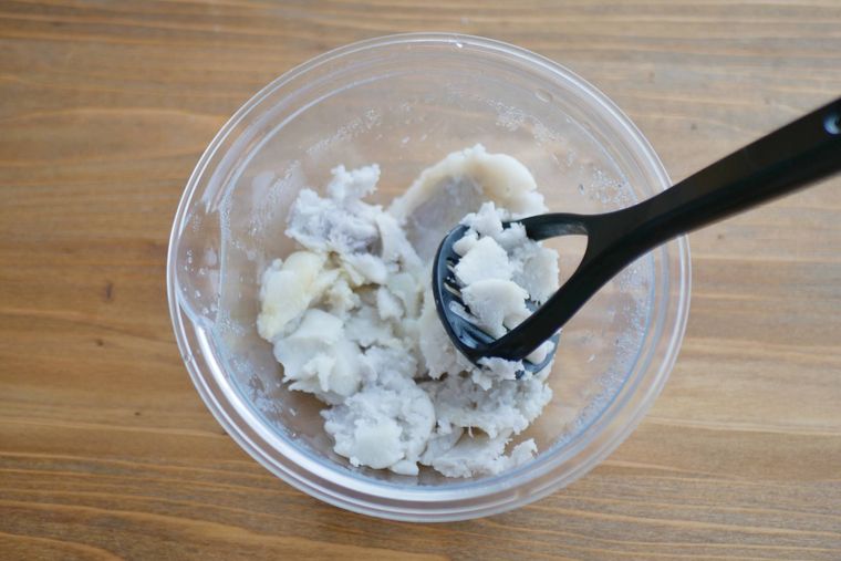 耐熱ボウルに入った里芋をマッシャー潰す様子