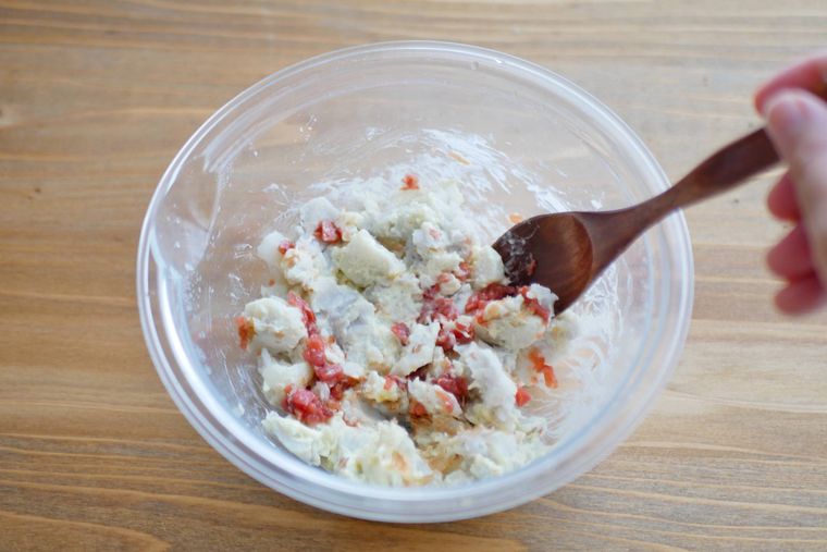 ボウルの中で里芋の梅サラダを和える様子