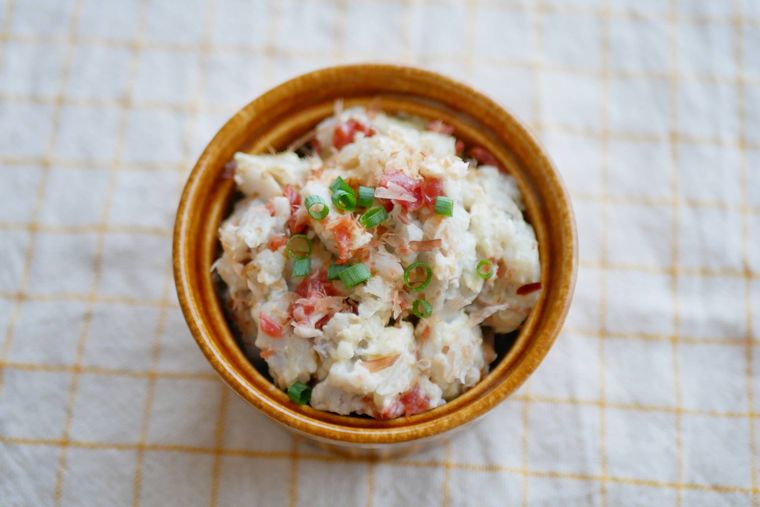 茶色いココット皿に里芋の梅サラダが盛られている