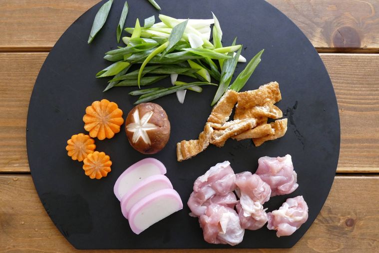 切った具材を並べたまな板