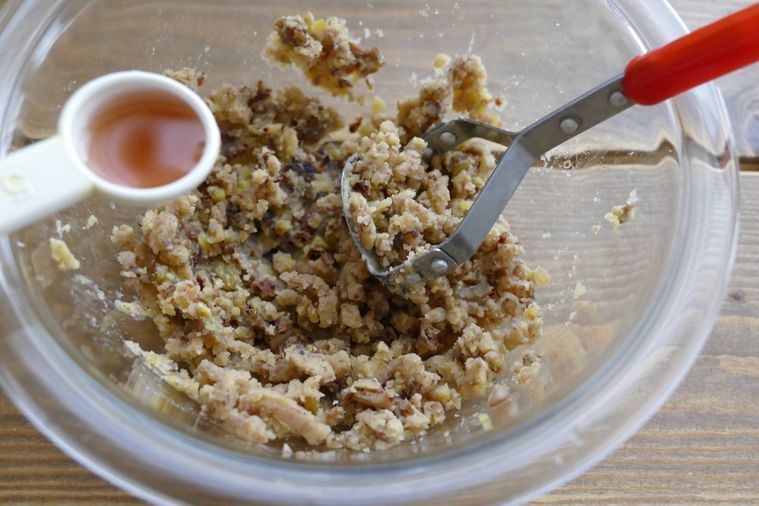 栗の渋皮煮を潰してシロップを加える様子