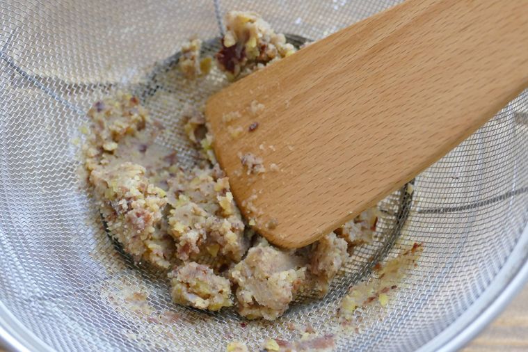 栗ペーストを木べらとザルでこす様子