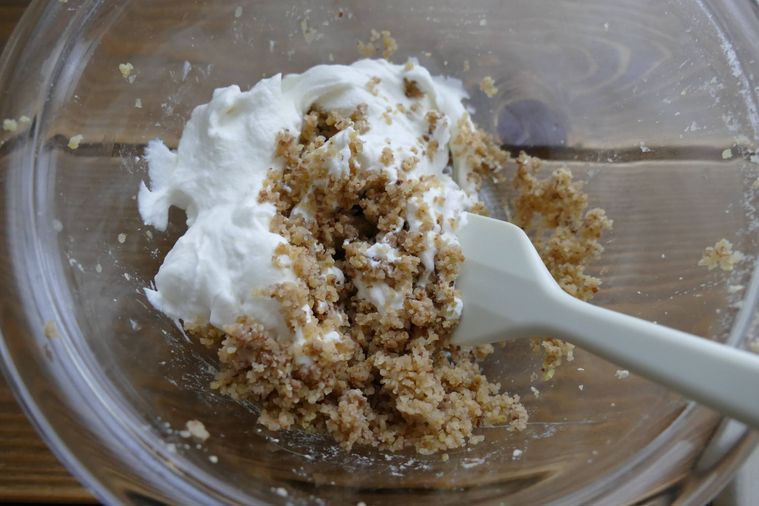 栗ペーストとホイップクリームをヘラで混ぜる様子