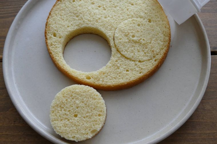 スポンジケーキをセルクル型で抜いた様子
