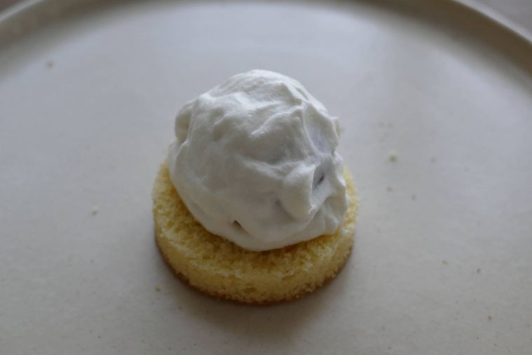 栗の渋皮煮をホイップクリームで覆った様子