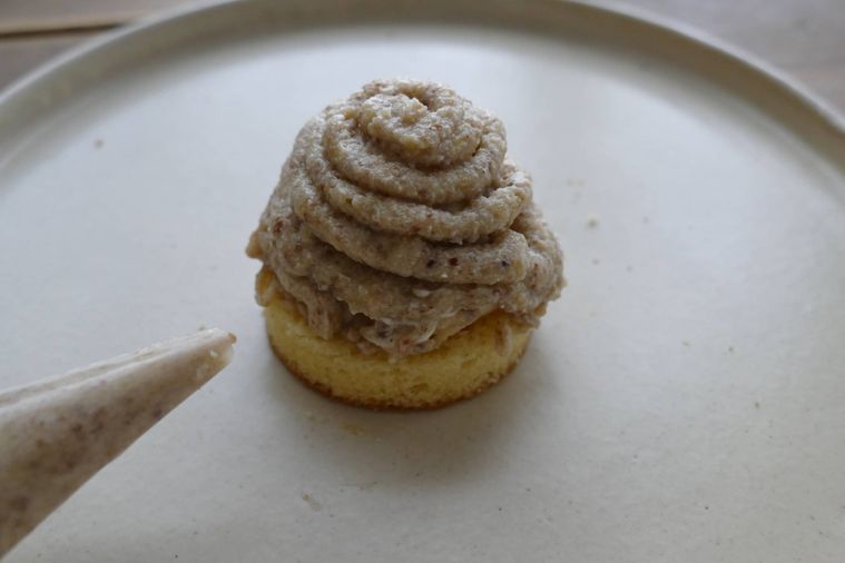 栗クリームを絞り出して様子