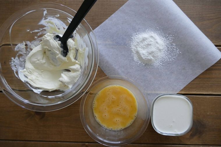 下ごしらえ済みの材料が並ぶ木製テーブル