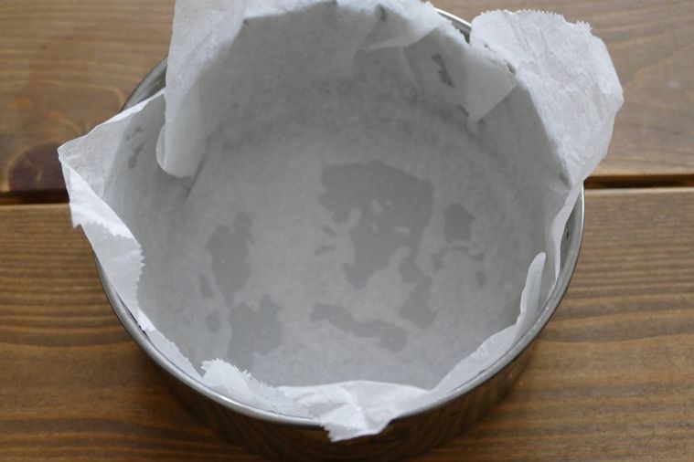 ケーキ型にクッキングシートを敷いた様子