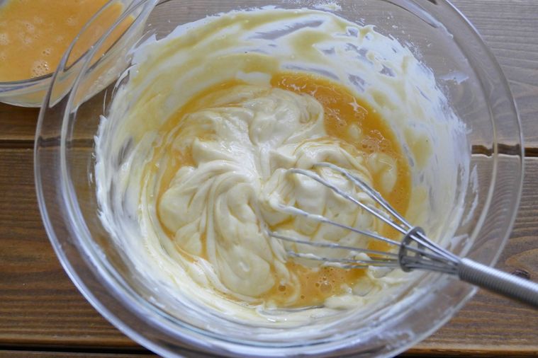 クリームチーズに砂糖と溶き卵を加えて混ぜる様子