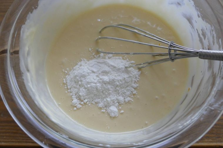 生地に薄力粉を加えた様子